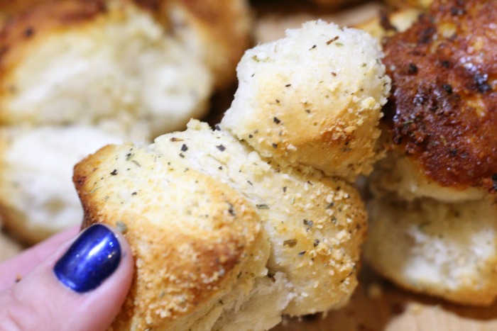 This Garlic Parmesan Biscuit Pull Apart Bread is so quick and easy made from biscuits!! Perfect to serve up with any pasta dish that you make at home and taste amazing!