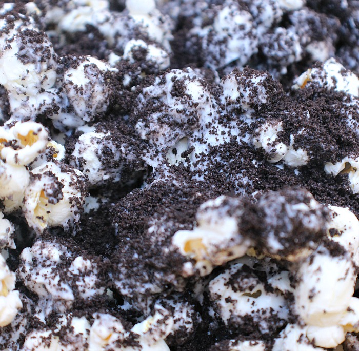 Summer time means more movie nights for our family! Cookies And Cream Popcorn is the perfect treat for a family movie night and it's really easy to make!