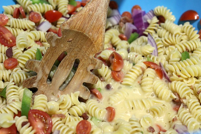 This Easy Pizza Pasta Salad is perfect to make to pair up with any dinner! Plus it is the perfect pot luck or tailgating appetizer to make up. 